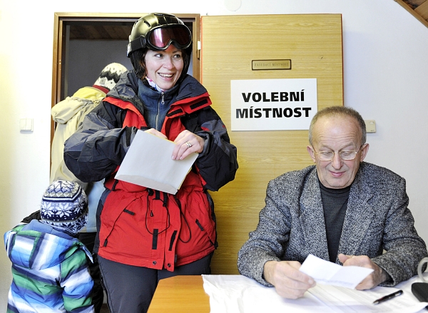 Volební místnosti letos navštíví velké množství lyžařů. Voliči totiž neváhají spoji příjemné s užitečným a volí na horách.