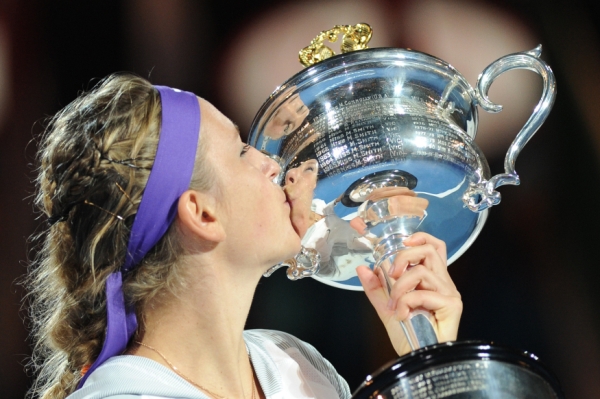 Viktoria Azarenková s trofejí pro vítěze Australia Open.