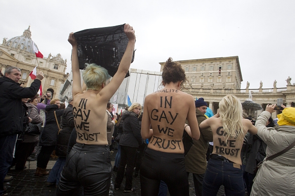 Původně ukrajinské hnutí Femen bojuje za práva žen a jejich nahé protesty jsou známé po celém světě. Původně ukrajinské hnutí Femen bojuje za práva žen a jejich nahé protesty jsou známé po celém světě.