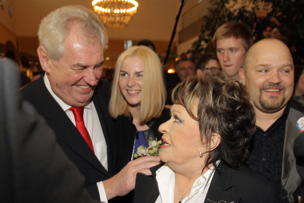 Zeman se svou rodinou a příznivci při oslavě vítězství voleb.