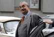 Karel Schwarzenberg vystupuje z auta u pražského paláce Lucerna, kde měl se svým štábem sledovat volební výsledky. (Foto: ČTK)