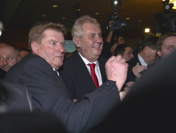 Zemanova soukromá ochranka mu razí cestu mezi novináři.
