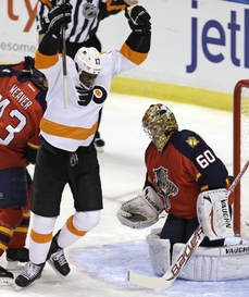 Wayne Simmonds (Philadelphia Flyers, vlevo) a Jose Theodore (Florida Panthers, vpravo).
