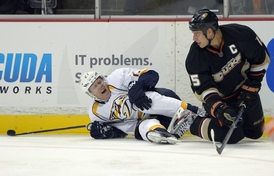 Patric Hornqvist (Nashville Predators, vlevo) a Ryan Getzlaf (Anaheim Ducks, vpravo).