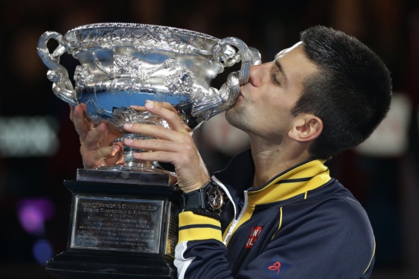 Novak Djokovič s trofejí pro vítěze Australian Open. 