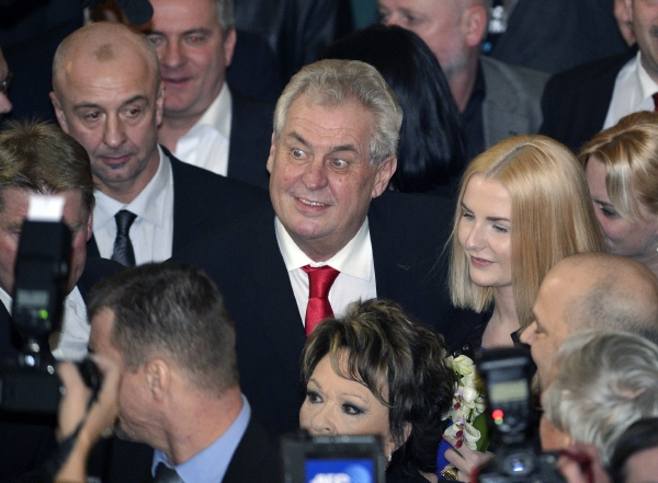 Nově zvolený prezident Miloš Zeman (uprostřed) se svou dcerou Kateřinou (vpravo) reaguje na výsledky sčítání hlasů prezidentských voleb.