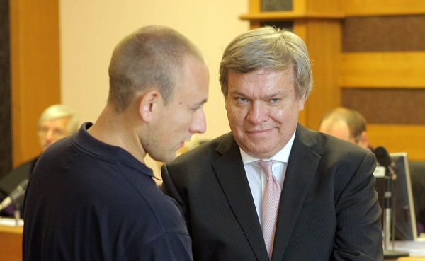 Obžalovaný lékař Jaroslav Barták u soudu. Obžalovaný lékař Jaroslav Barták u soudu.