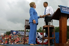 Obama a Clintonová se usmiřují po volebním duelu 2004.