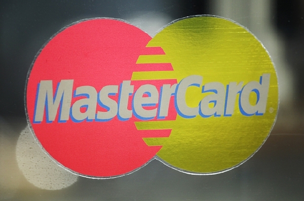 MasterCard Mobile umožňuje jednoduše vložit platební karty do mobilního telefonu a pak jej používat k placení (ilustrační foto).