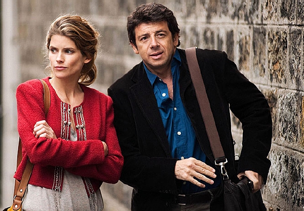 Hlavním protagonistům Alici Taglioniové a Patricku Bruelovi sekunduje i sám Woody Allen.