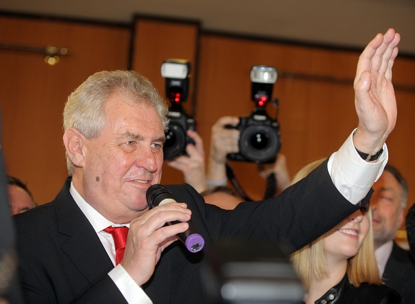 Doufám, že nový prezident bude konstruktivnější, protože by to podle mého názoru pomohlo českých zájmům, říká o Zemanovi analytik Novotný.