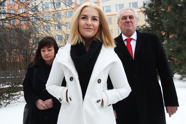 Kateřina Zemanová se aktivně zapojila do předvolební kampaně svého otce, nablízku mu chce zůstat i nadále. Kateřina Zemanová se aktivně zapojila do předvolební kampaně svého otce, nablízku mu chce zůstat i nadále.