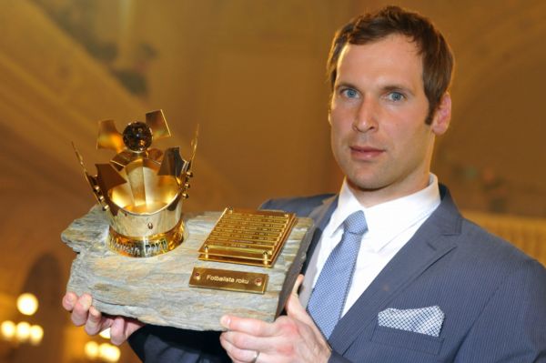 Reprezentační gólman Petr Čech s oceněním pro vítěze ankety Fotbalista roku.