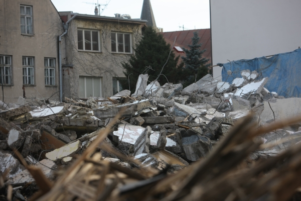 Muž při neopatrném použití propan-butanové láhve způsobil výbuch, který byl tak silný, že se zeď mezi jeho bytem a sousedovým vysypala (ilustrační foto).