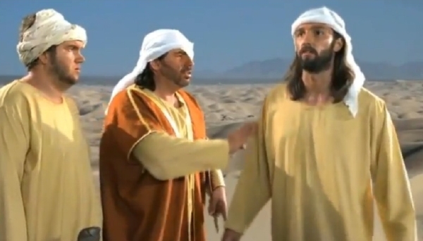 Záběr z filmu Nevinnost muslimů. Mohamed stojí v pravo.