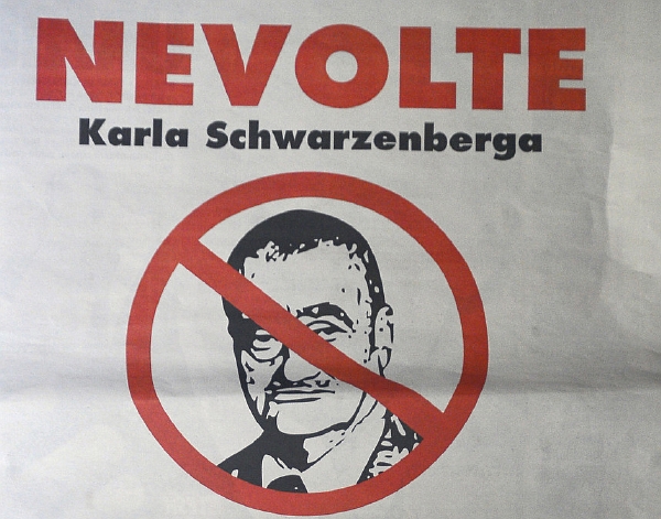 Inzerát Vladimíra Zavadila například tvrdil, že Schwarzenberg připravuje půdu pro vrácení majetku potomkům válečných zločinců.
