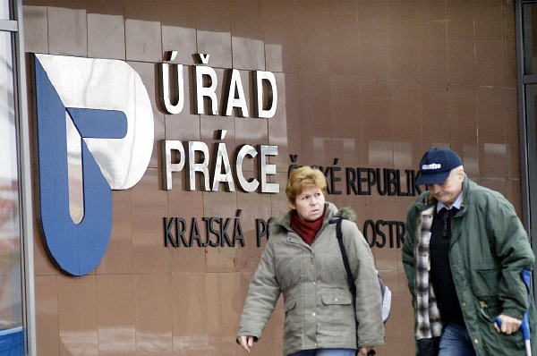 Schválená výjimka se má týkat okresů, v nichž míra nezaměstnanosti převyšuje alespoň o 50 procent průměrnou míru nezaměstnanosti v Česku (ilustrační foto). Schválená výjimka se má týkat okresů, v nichž míra nezaměstnanosti převyšuje alespoň o 50 procent průměrnou míru nezaměstnanosti v Česku (ilustrační foto).