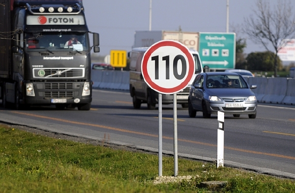 Rychlostní silnice v novém pojetí budou více kopírovat terén, zaberou méně prostoru, a tím se podle ministerstva dopravy výrazně sníží jejich investiční náročnost (ilustrační foto). Rychlostní silnice v novém pojetí budou více kopírovat terén, zaberou méně prostoru, a tím se podle ministerstva dopravy výrazně sníží jejich investiční náročnost (ilustrační foto).