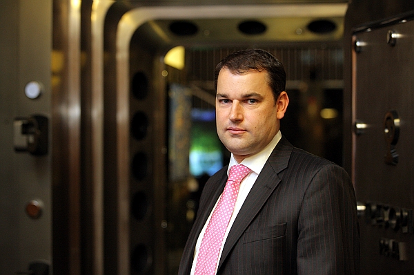 Zavedení daně má negativní efekt na finanční sektor, ta daň je ekonomicky protirůstová, tvrdí viceguvernér ČNB Mojmír Hampl. Zavedení daně má negativní efekt na finanční sektor, ta daň je ekonomicky protirůstová, tvrdí viceguvernér ČNB Mojmír Hampl.