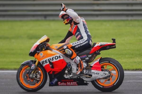 Casey Stoner vymění řídítka za volant.