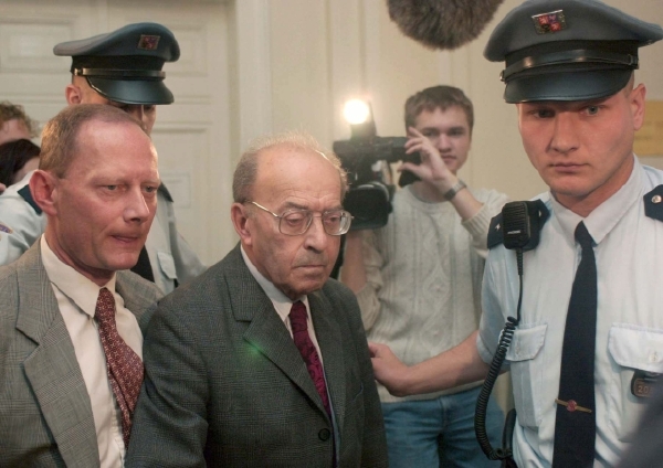 Bývalý prokurátor Karel Vaš (uprostřed) u soudu. Bývalý prokurátor Karel Vaš (uprostřed) u soudu.