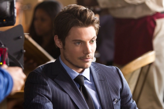 Josh Henderson se pomalu stává hlavním padouchem seriálu.