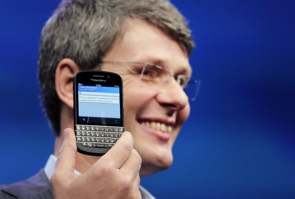 Šéf firmy Thorsten Hein představuje telefon s novým operačním systémem BlackBerry 10. Šéf firmy Thorsten Hein představuje telefon s novým operačním systémem BlackBerry 10.