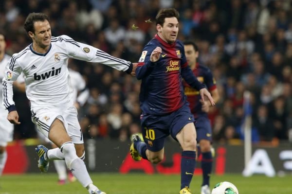 Barcelonská hvězda Lionel Messi (vpravo) uniká obránci Realu Ricardo Carvalhovi. Barcelonská hvězda Lionel Messi (vpravo) uniká obránci Realu Ricardo Carvalhovi.