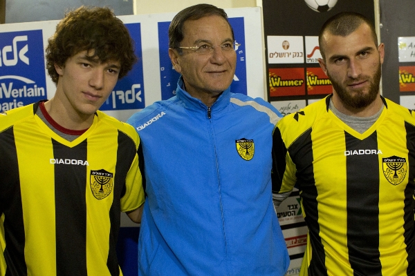 Trenér Eli Cohen s nově příchozími hráči. Trenér Eli Cohen s nově příchozími hráči.
