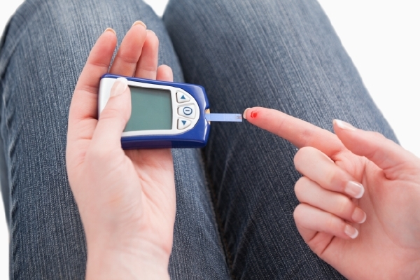 Diabetici musí mít neustále přehled o tom, jak vysokou mají hladinu cukru v krvi.  Slouží jim k tomu přenosné glukometry, které lze zabudovat i do mobilního telefonu.