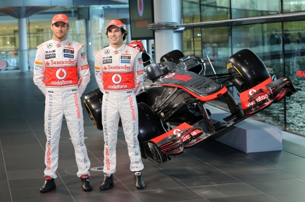 Piloti týmu McLaren Jenson Button (vlevo) a Sergio Pérez. Piloti týmu McLaren Jenson Button (vlevo) a Sergio Pérez.