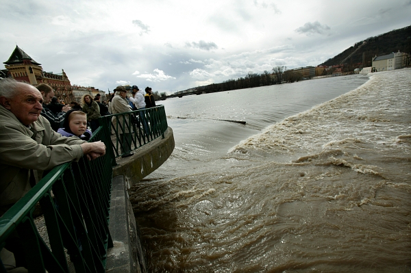 Vltava dosáhla prvního stupně povodňové aktivity, večer bude zastavena lodní doprava (ilustrační foto).
