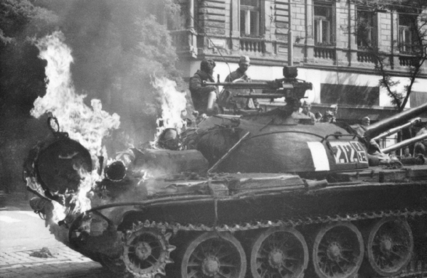 Snímek hořícího tanku během srpnové invaze roku 1968.