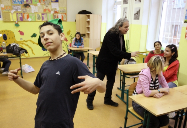 Výpomocný učitel Ivan Motýl se na ostravsku snaží kultivovat romčata v základní škole. Výpomocný učitel Ivan Motýl se na ostravsku snaží kultivovat romčata v základní škole.