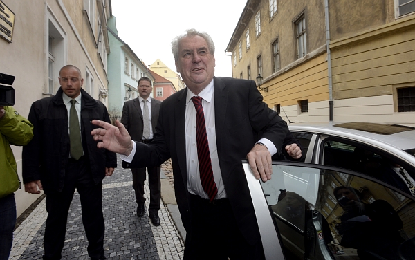 Miloš Zeman na cestě do svého nového úřadu. Miloš Zeman na cestě do svého nového úřadu.