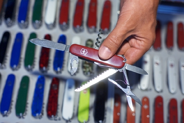 Victorinox v roce 2005 koupila značku Wenger a zachránila tak firmu před krachem.