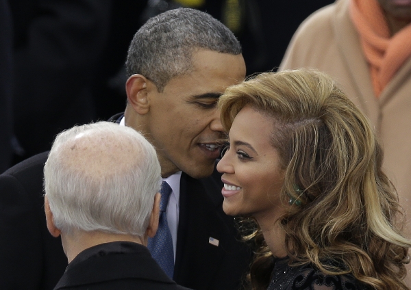 Beyoncé podporovala Obamu v předvolební kampani, zazpívala mu i na inauguraci. Beyoncé podporovala Obamu v předvolební kampani, zazpívala mu i na inauguraci.