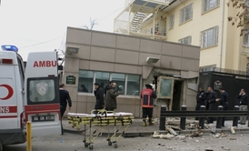 Exploze nastala před postranním vstupem na velvyslanectví.