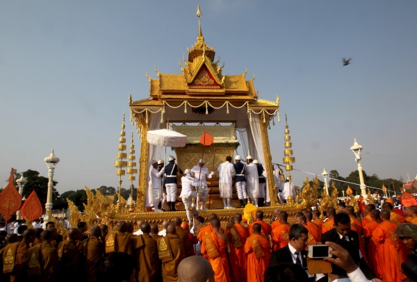 Sihanuk podlehl 15. října infarktu ve věku 89 let. Sihanuk podlehl 15. října infarktu ve věku 89 let.