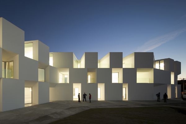 Domov pro starší osoby z portugalského Alcácer do Sal se dostal mezi finalisty architektonické soutěže.