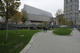 Jedním z finalistů je budova Stadshal v belgickém Gentu.