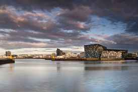 Koncertní hala a konferenční centrum Harpa v islandském Reykjavíku.