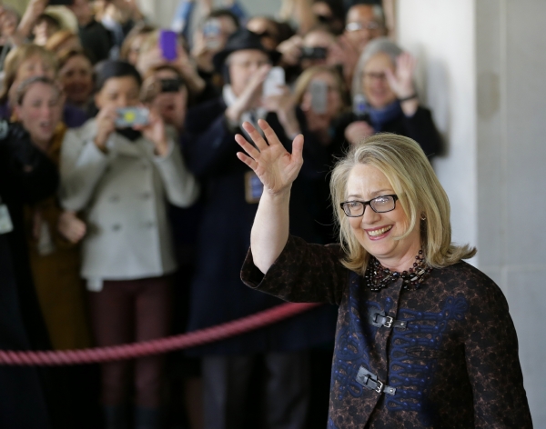 Hillary Clintonová se v emotivním projevu rozloučila se zaměstnanci ministerstva, kteří jí zahrnuli potleskem.