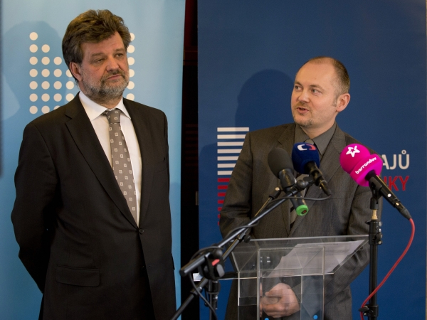 Ministr vnitra Jan Kubice (vlevo).