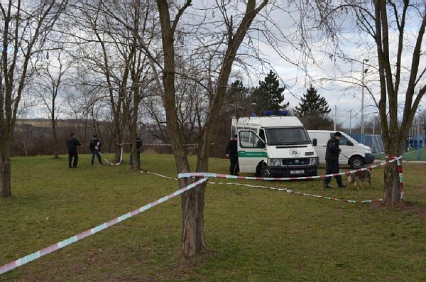 Policisté na základě hlášení o nálezu těla vyjeli kolem 09:00 do ulice Nad Pekařkou. Při vyšetřování zjistili, že mrtvým je bezdomovec ze Slovenska. Policisté na základě hlášení o nálezu těla vyjeli kolem 09:00 do ulice Nad Pekařkou. Při vyšetřování zjistili, že mrtvým je bezdomovec ze Slovenska.