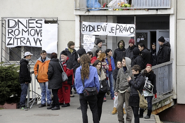 Proti vystěhování rodin z ubytovny demonstrovala v pondělí před ministerstvem práce a sociálních věcí v Praze asi stovka lidí.