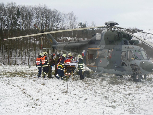 Vrtulník převezl muže s velmi vážným zraněním obou nohou do plzeňské fakultní nemocnice.