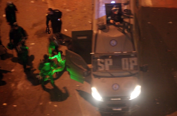 Snímek zachycující napadení muže egyptskou policií.