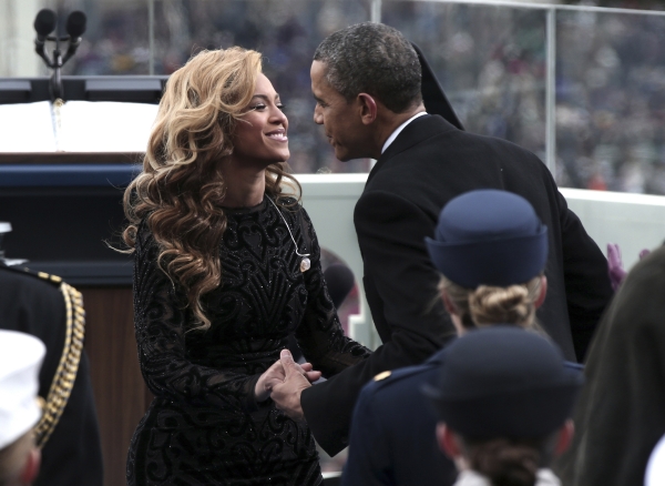 Beyoncé zazpívala hymnu při Obamově inauguraci, poté však přiznala, že to bylo na playback. Beyoncé zazpívala hymnu při Obamově inauguraci, poté však přiznala, že to bylo na playback.