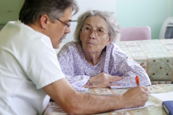 Syn měl údajně svou matku trpící Alzheimerovou chorobou týrat.